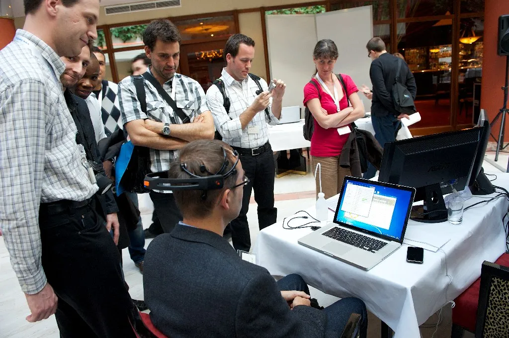 Participants à IHM’10 assistant à une démonstration
